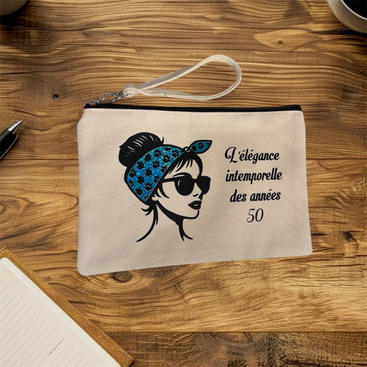 Pochette - L'élégance intemporelle des années 50 - (bleu pailleté)
